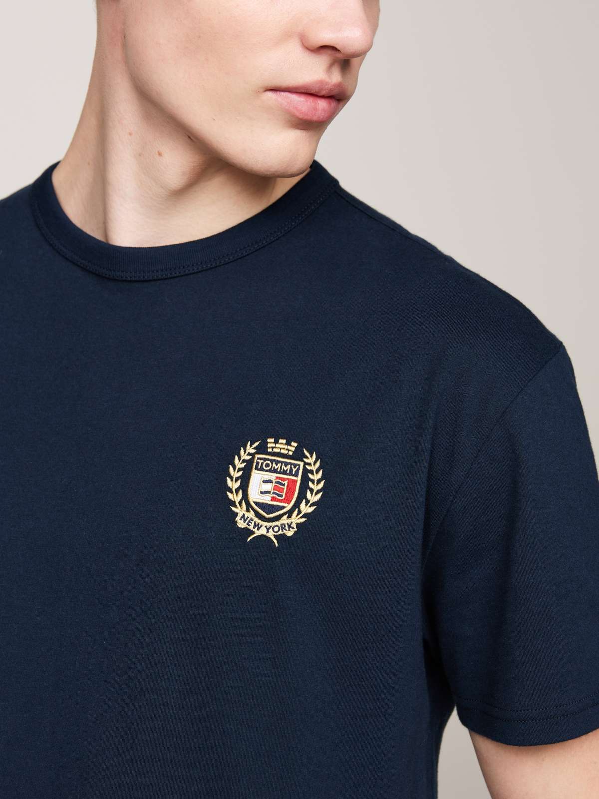 футболка TJM REG RWB CREST FLAG TEE EXT