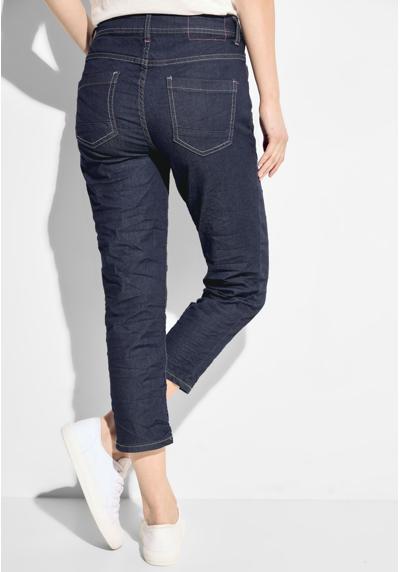 Прямые джинсы с пятью карманами.