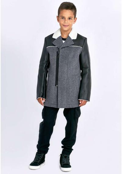 Короткое пальто с воротником из искусственного меха
