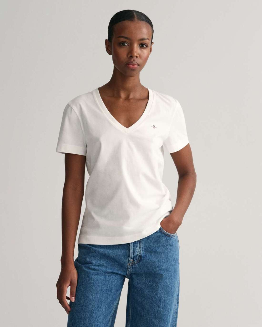 Футболка с небольшой вышивкой логотипа на груди. REG SHIELD KA V-NECK T-SHIRT