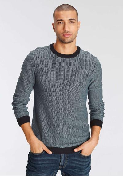 Вязаный свитер с контрастными цветными деталями на манжетах.