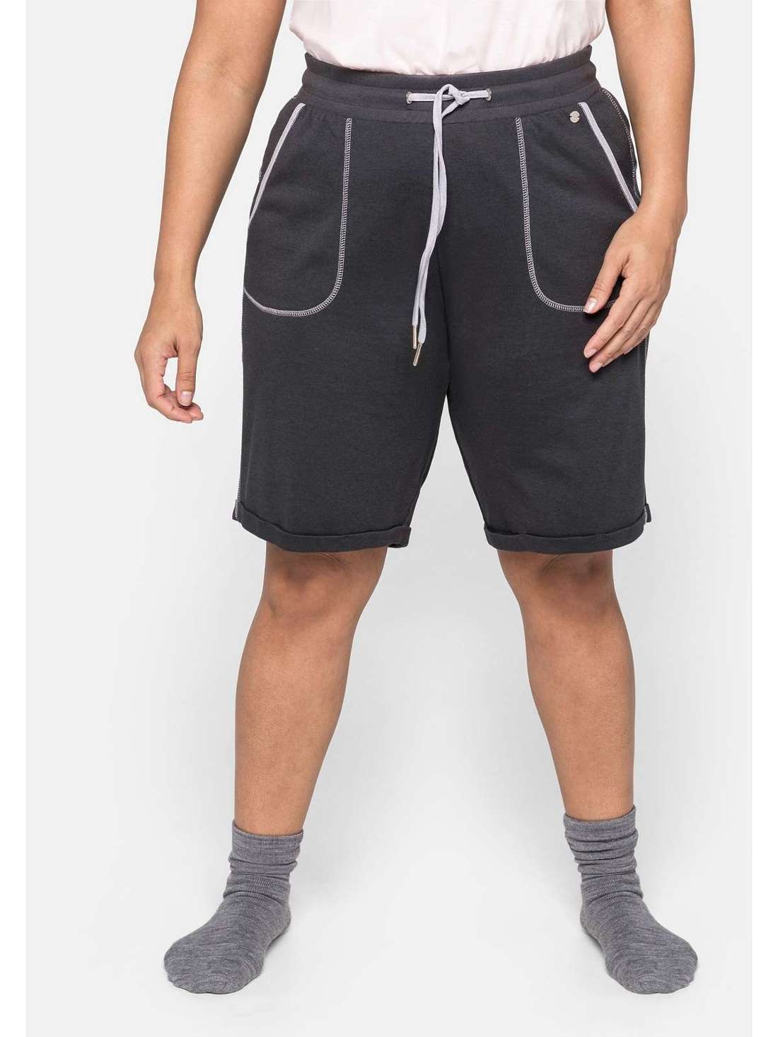 Релаксационные шорты с контрастными швами Große Größen