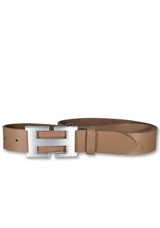 Кожаный ремень с эффектной серебряной застежкой.