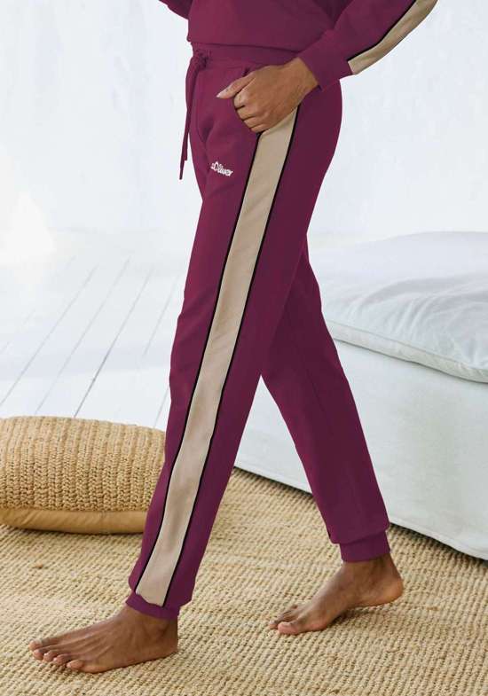 Спортивные брюки с полосками по бокам и окантовкой