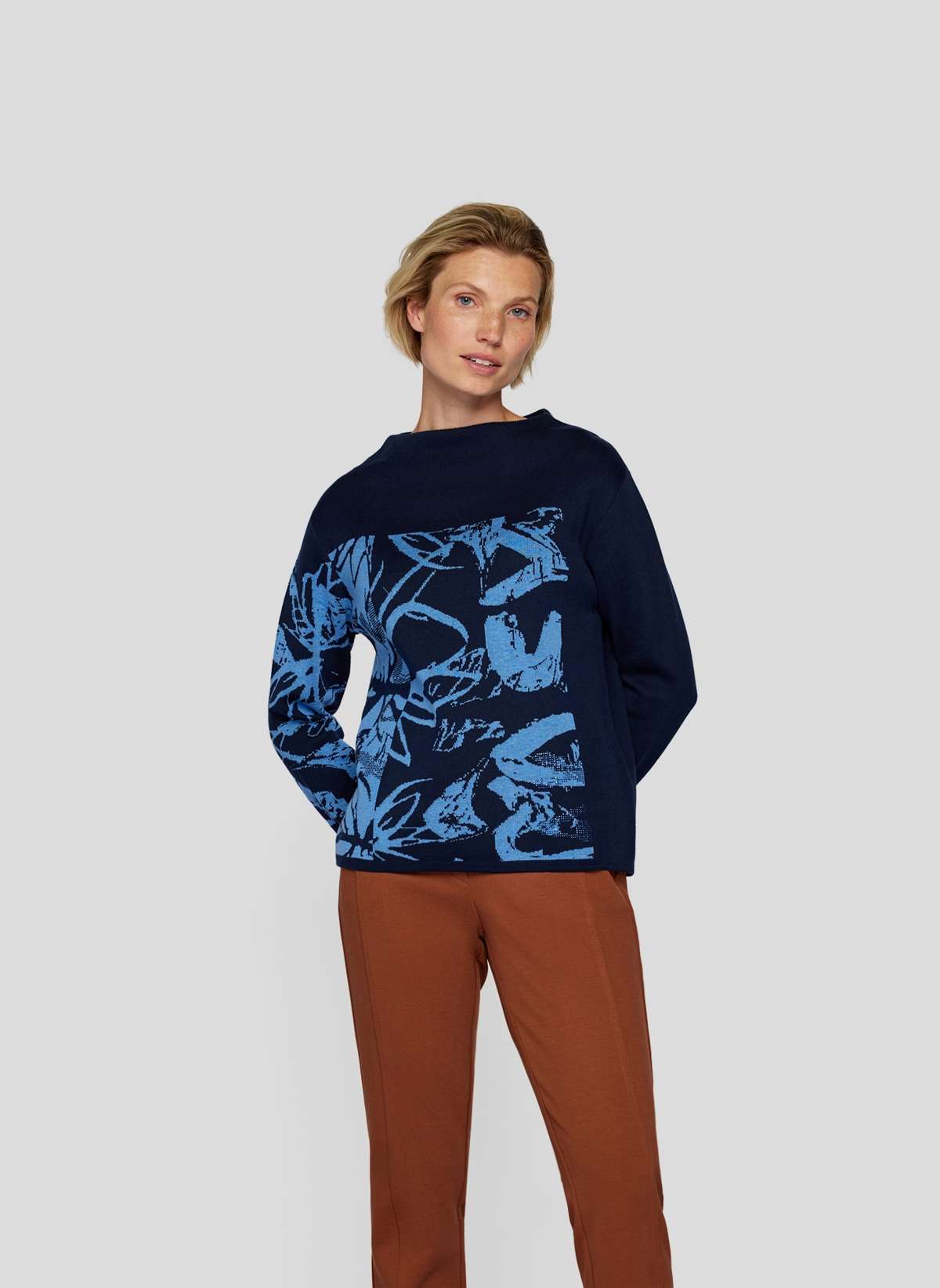 Вязаный свитер Pullover mit floralem Print und Stehkragen