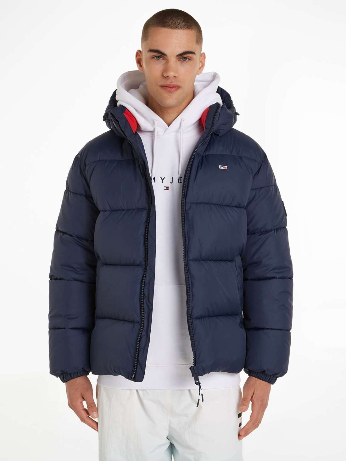 Стеганая куртка с капюшоном и надписью-логотипом. TJM ESSENTIAL PUFFER JACKET