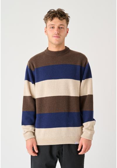 Вязаный свитер в современном полосатом дизайне.
