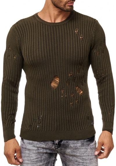 Вязаный свитер в повседневном ношенном образе