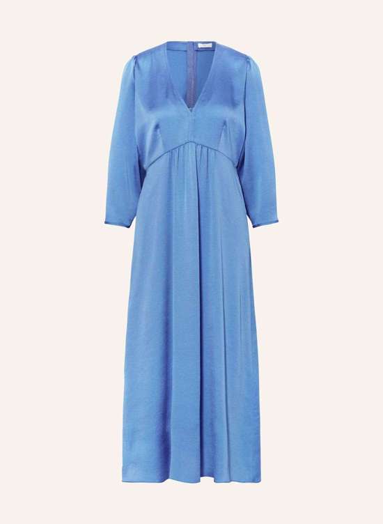 Атласное платье с рукавами 3/4.