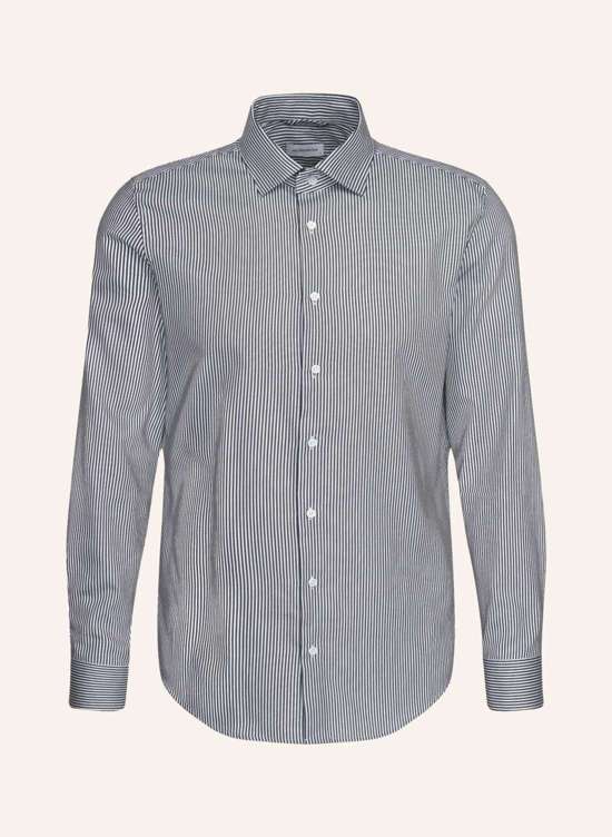 Деловая рубашка приталенного кроя