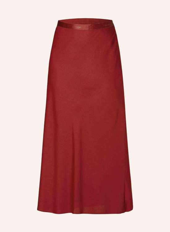 темно-красный