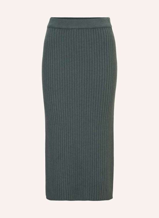 темно-зеленый