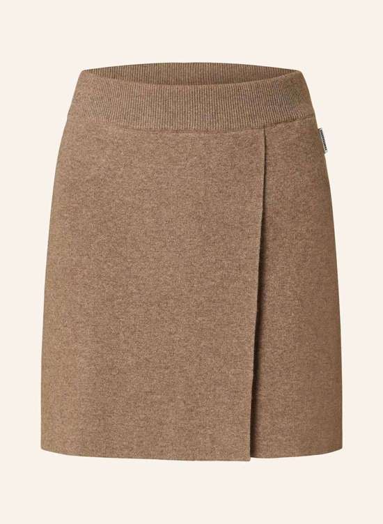 коричневый