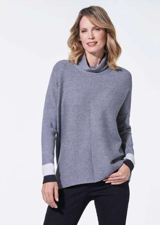Свитер с высоким воротником