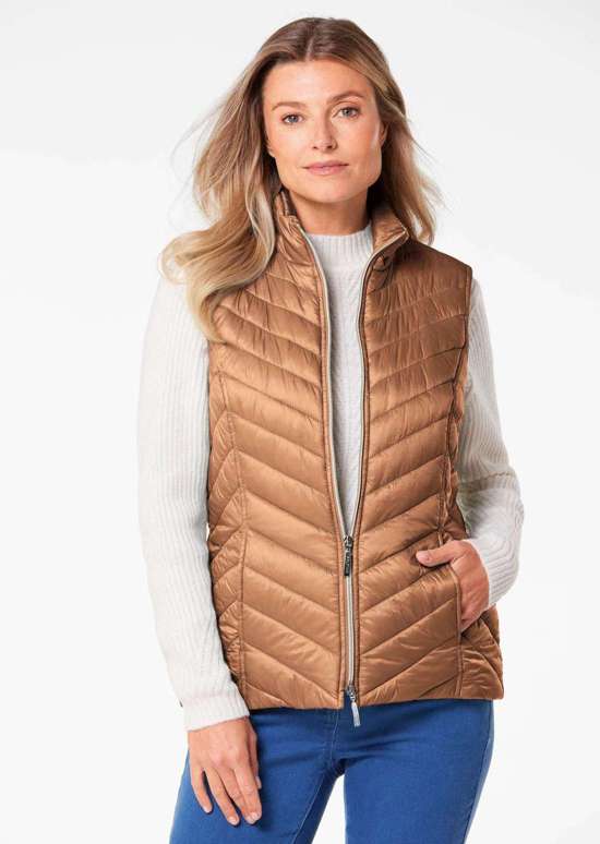 Подчеркивающий фигуру жилет с легкой подкладкой.