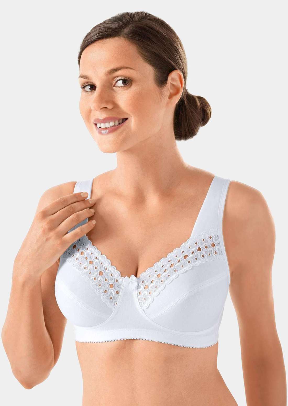 Бюстгальтер на широких бретелях и кружевной вышивке.