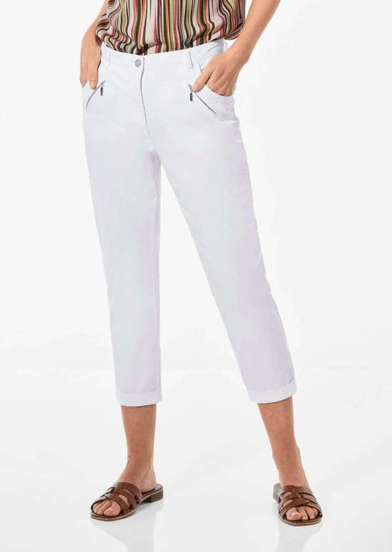 Повседневные брюки чинос с нежной персиковой отделкой.