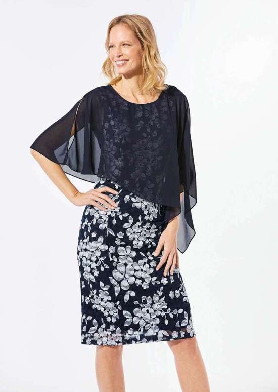 Платье из элегантного кружева с шифоновым чехлом.