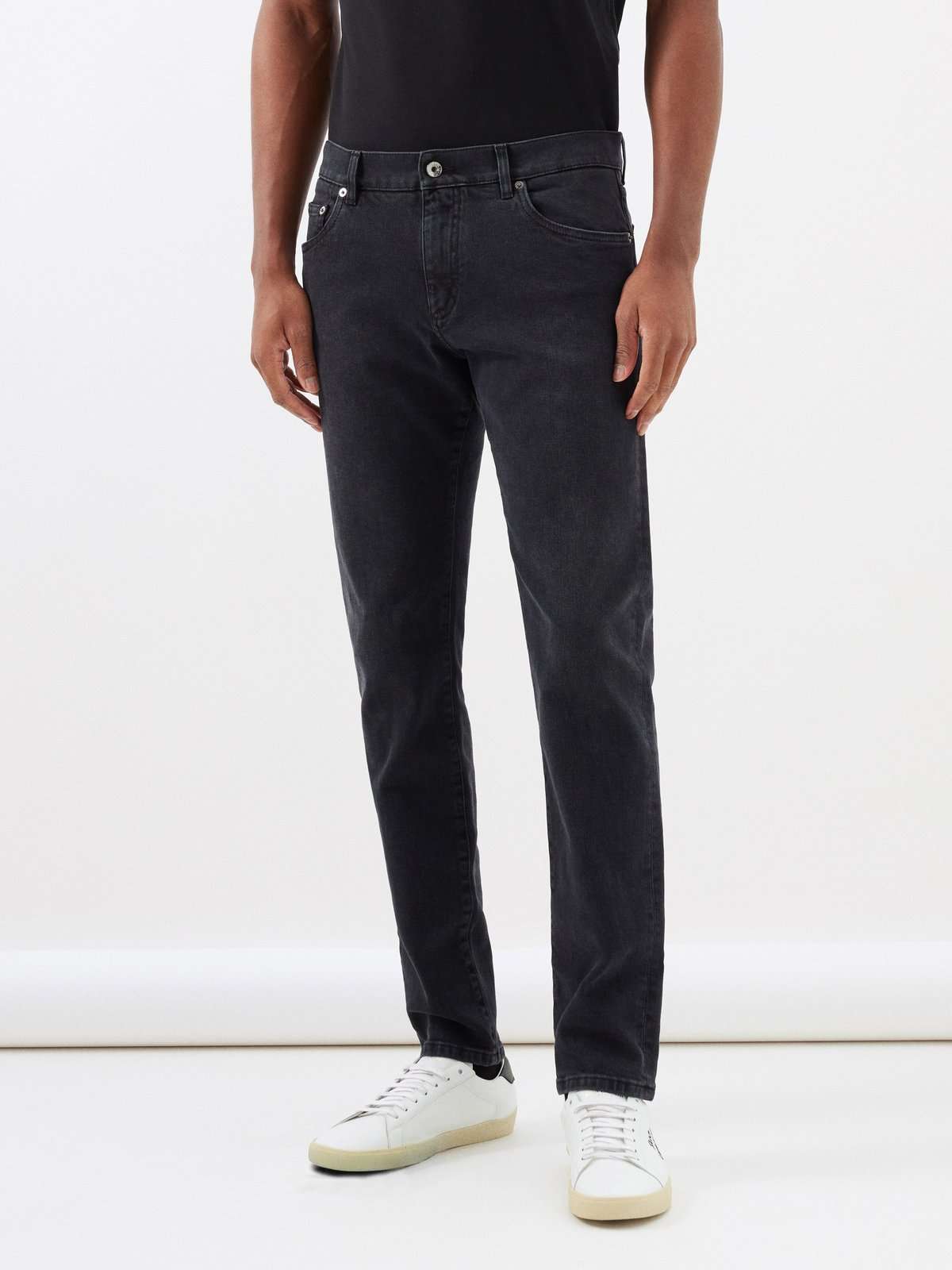 джинсы узкого кроя с бляшкой-логотипом