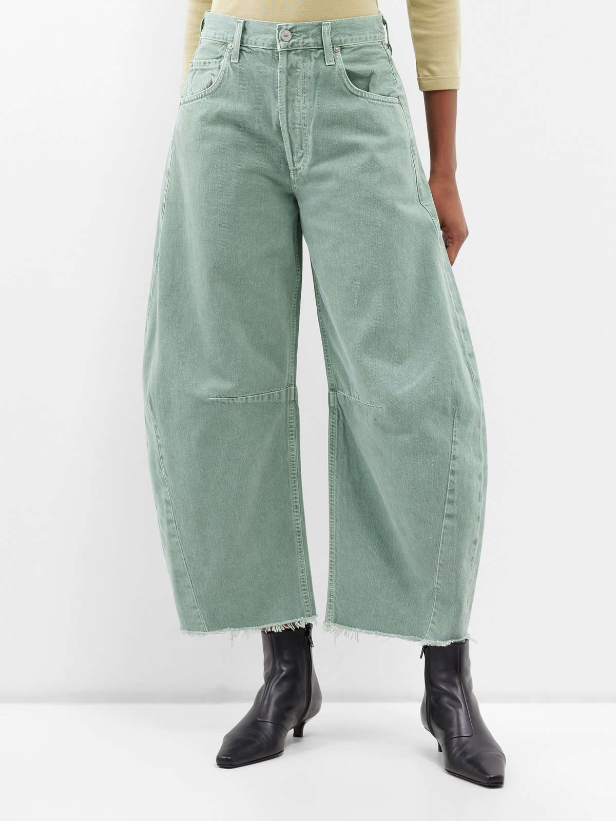 джинсы с необработанным краем и изогнутыми штанинами в форме подковы