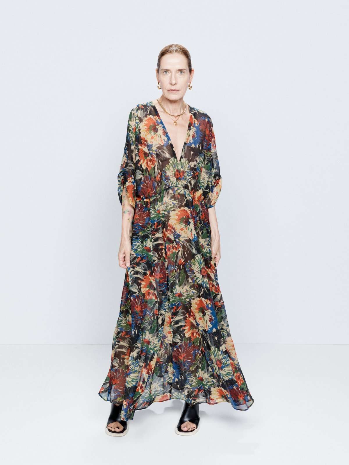 Шелковое платье с принтом хризантем и резинкой на талии