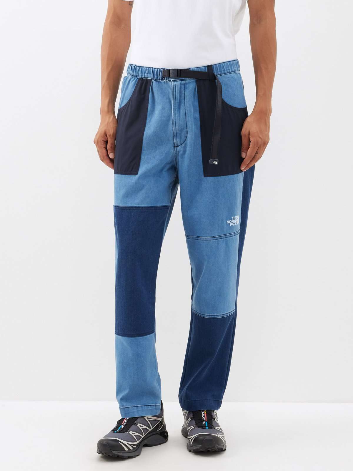 Джинсовые брюки в стиле пэчворк с поясом на талии