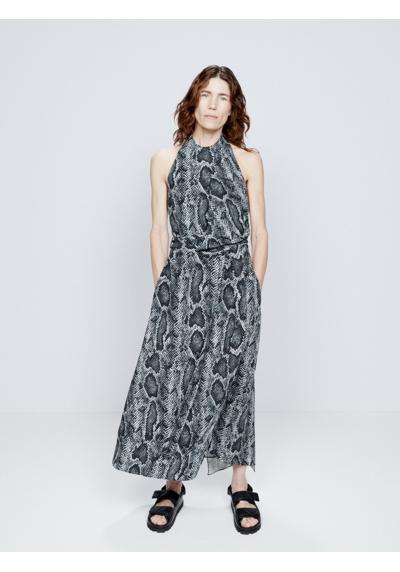 Шелковое платье со змеиным принтом и воротником-хомутом
