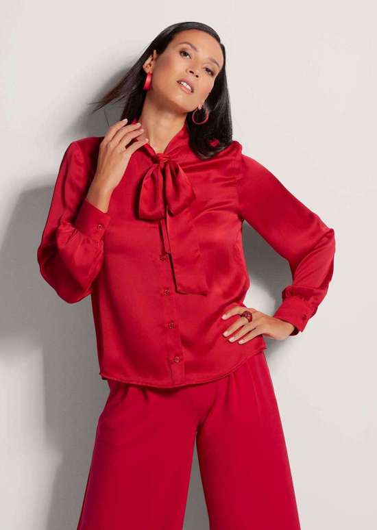 Атласная блузка с бантом