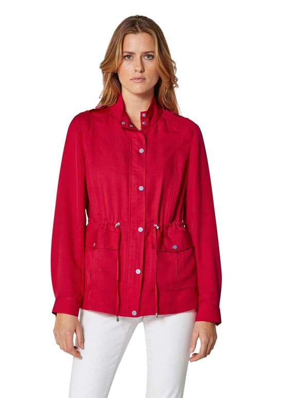 Легкая куртка для активного отдыха со множеством деталей.