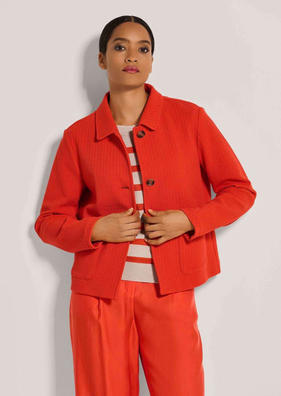 Короткая куртка с узором «елочка».