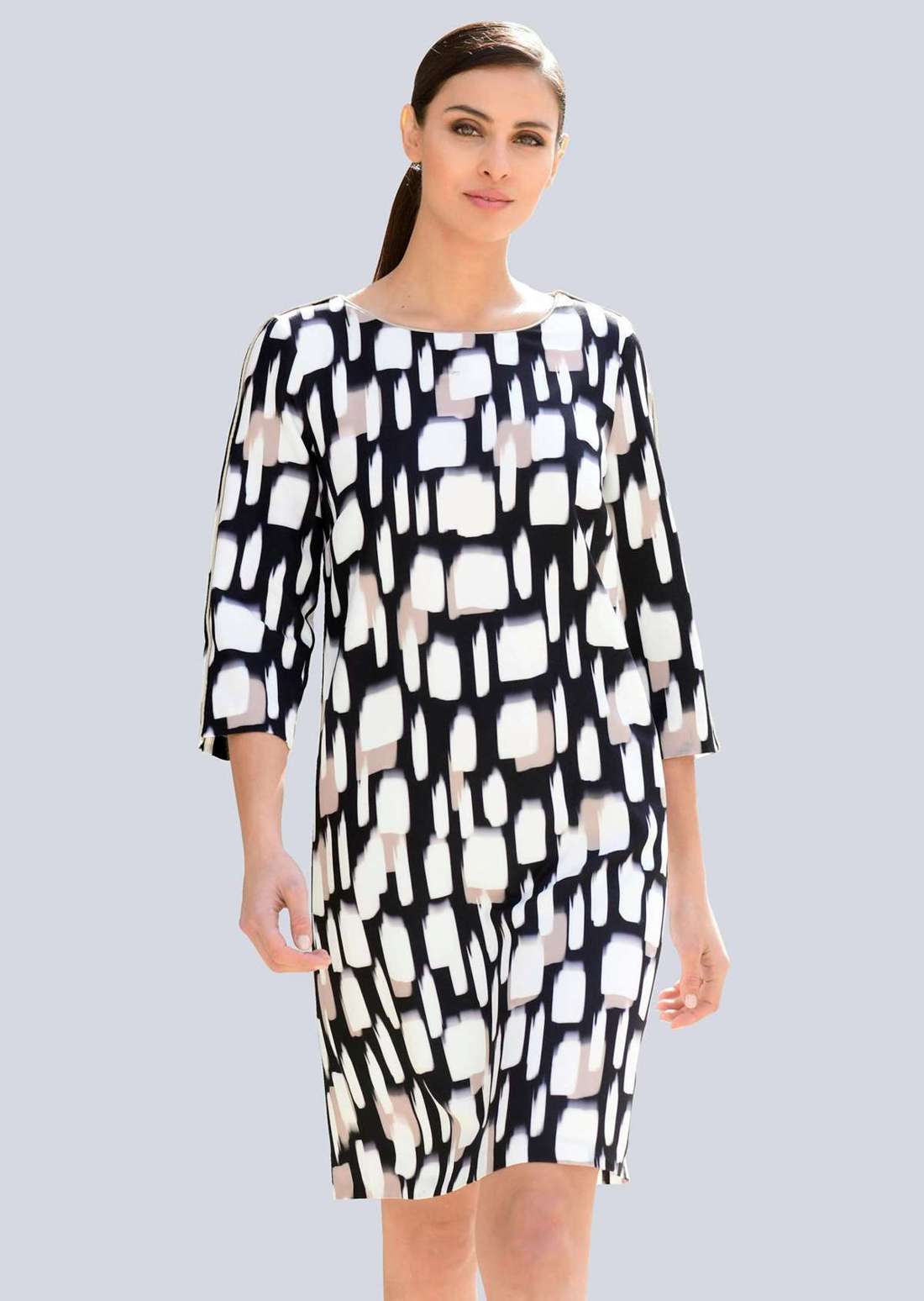 Платье-футляр с окантовкой из эластичной ткани.