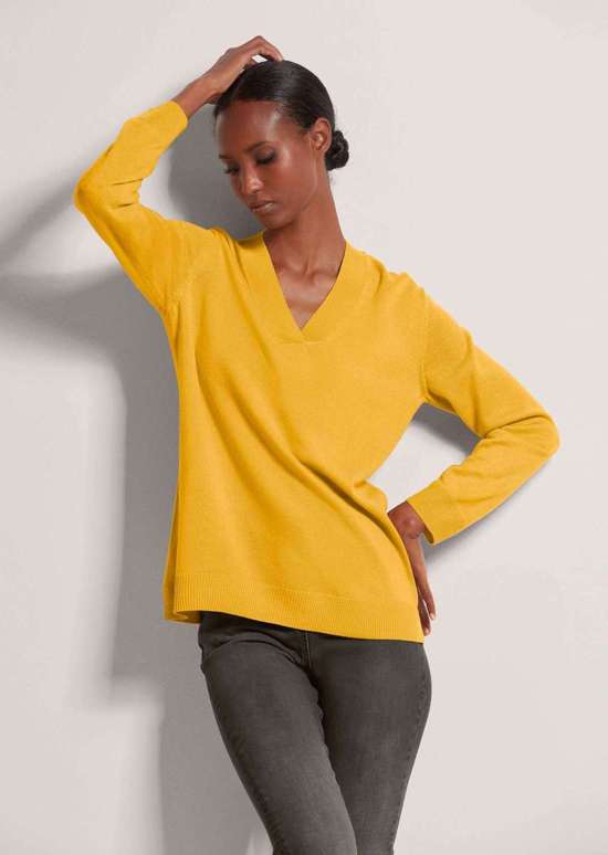 Свитер однотонной вязки с V-образным вырезом