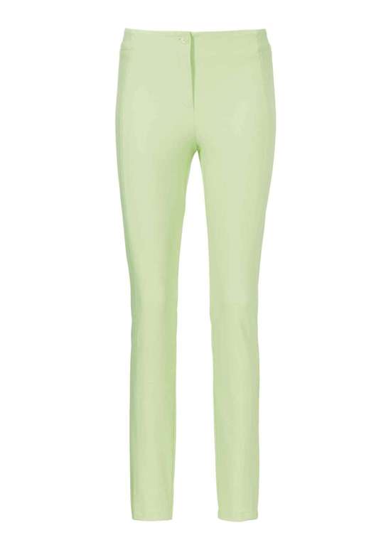 Узкие брюки из технострейча приталенного кроя.