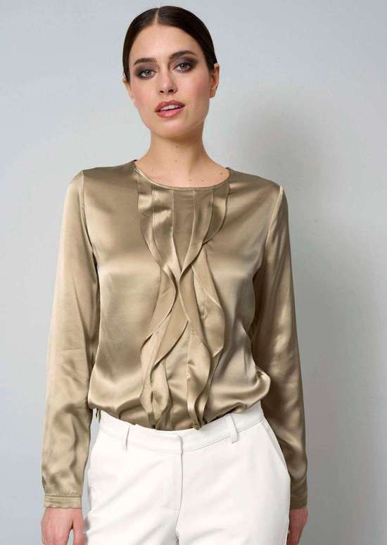 Шелковая блузка с воланами