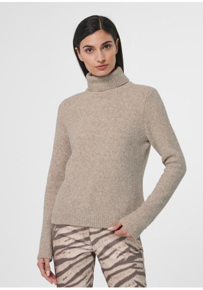 Мягкий свитер с высоким воротником в стиле букле