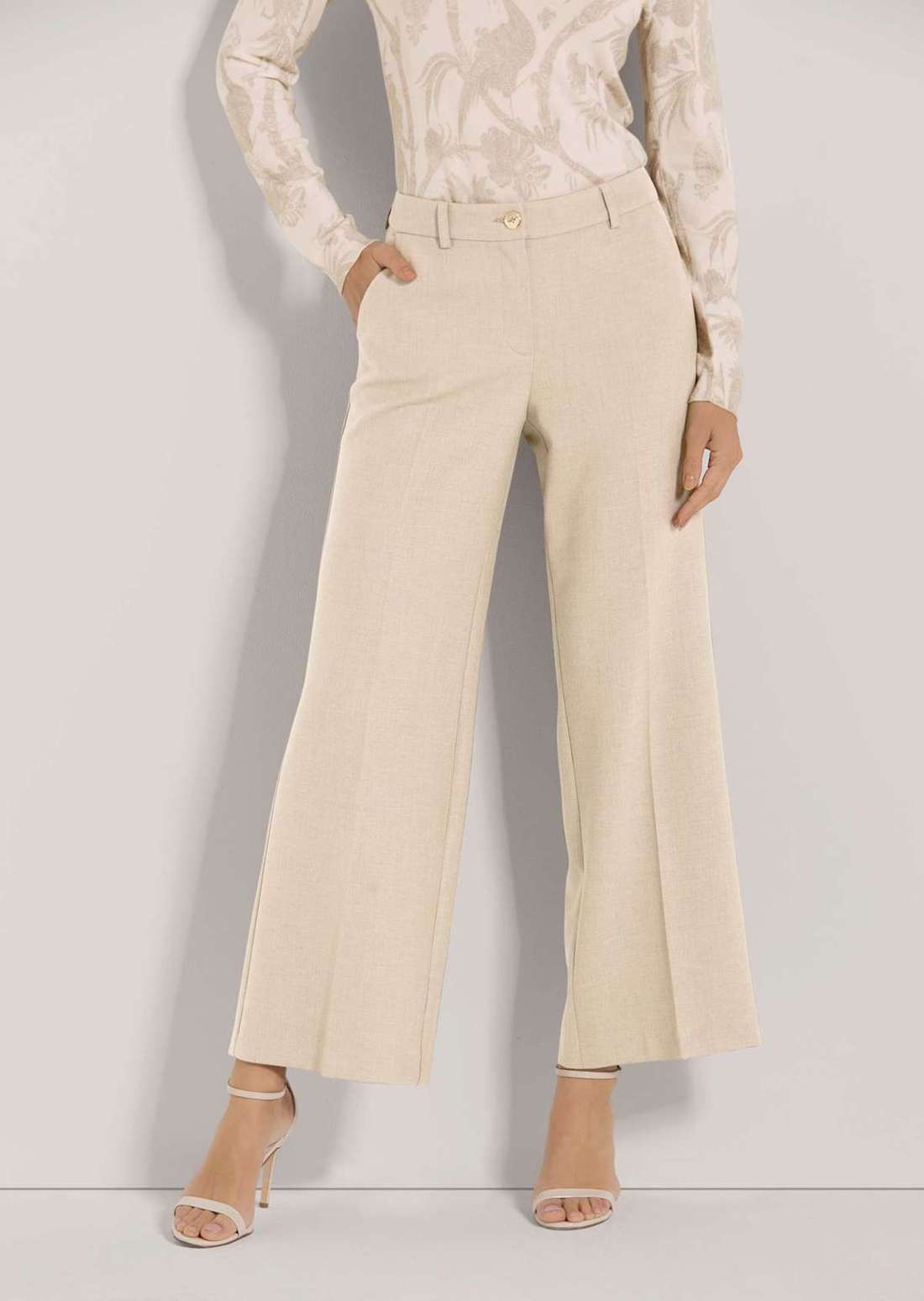 Широкие брюки с зажатыми складками.