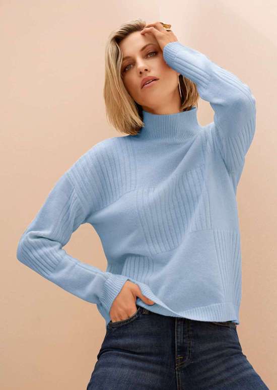 Свитер с воротником стойкой из натуральной шерсти.