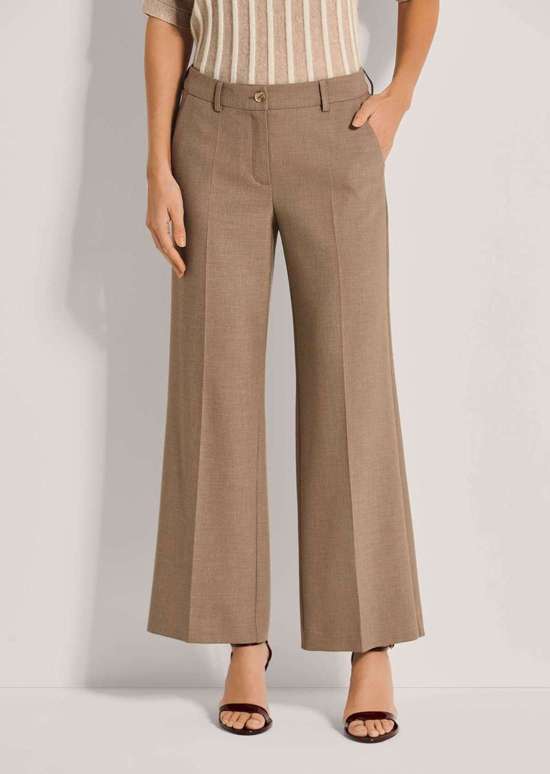 Широкие брюки с зажатыми складками.