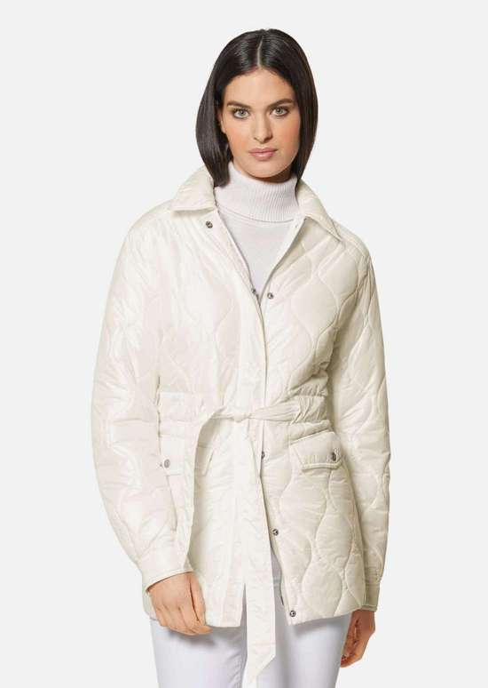 Утепленная стеганая куртка с кулиской на талии.