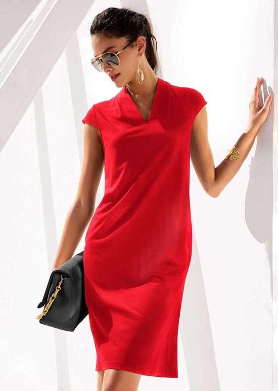 Платье-футляр с V-образным вырезом и короткими рукавами