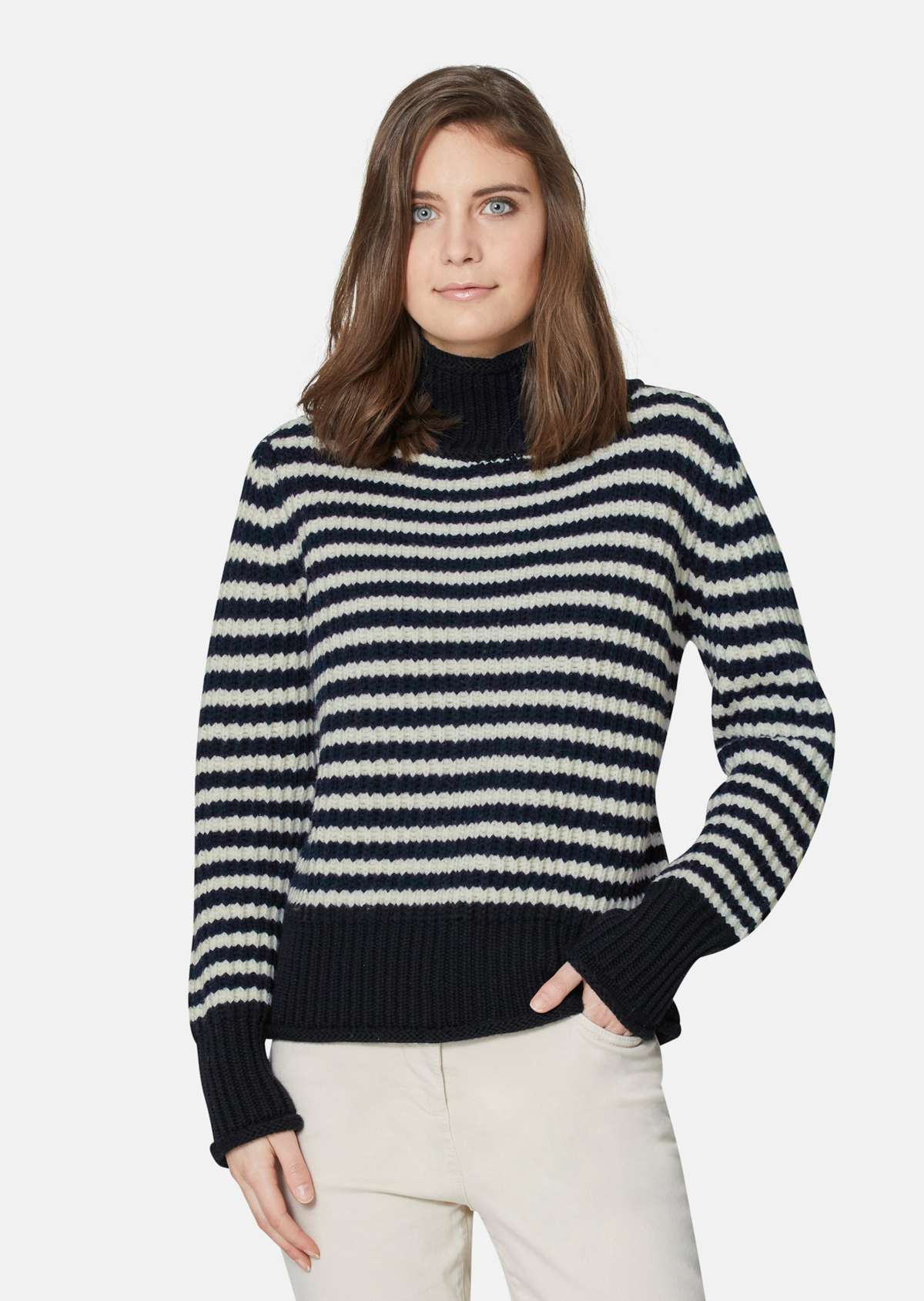 Мягкий свитер из натуральной шерсти со стильными полосками.