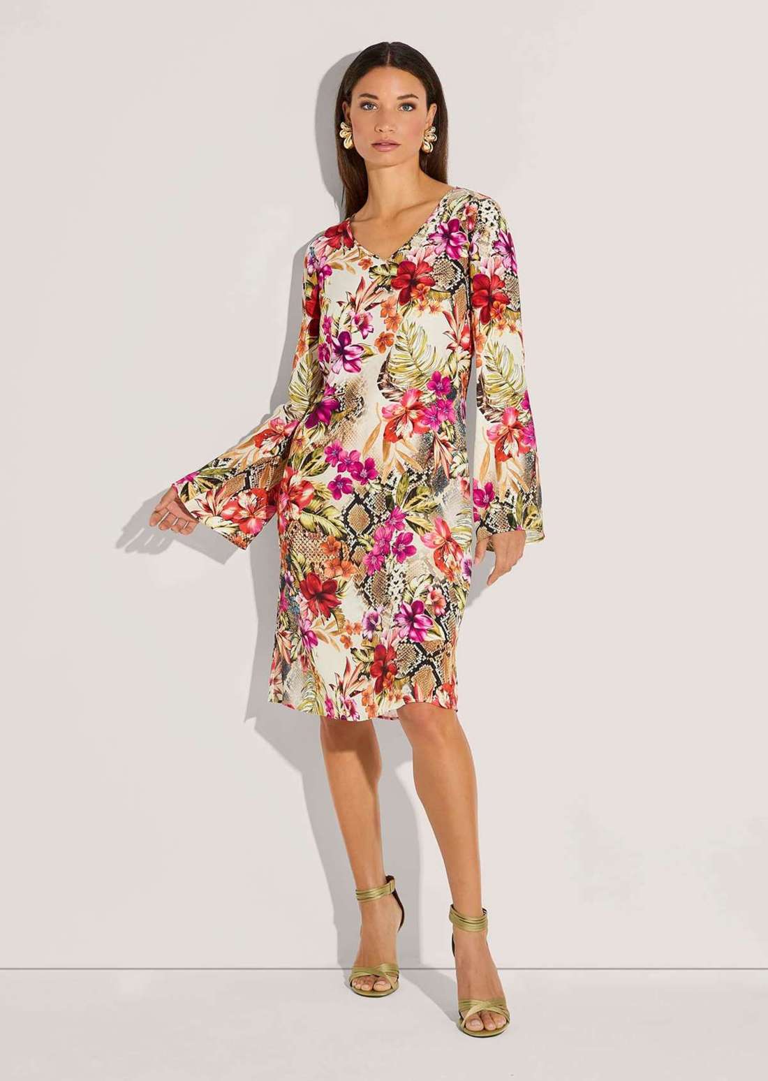 Легкое летнее платье с рукавами-трубой.