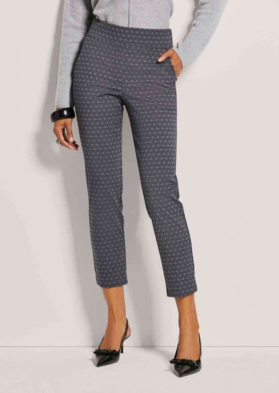 Удобные брюки прямого кроя на застежке.