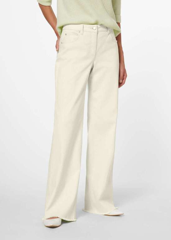 Широкие джинсы с бахромой по краю.