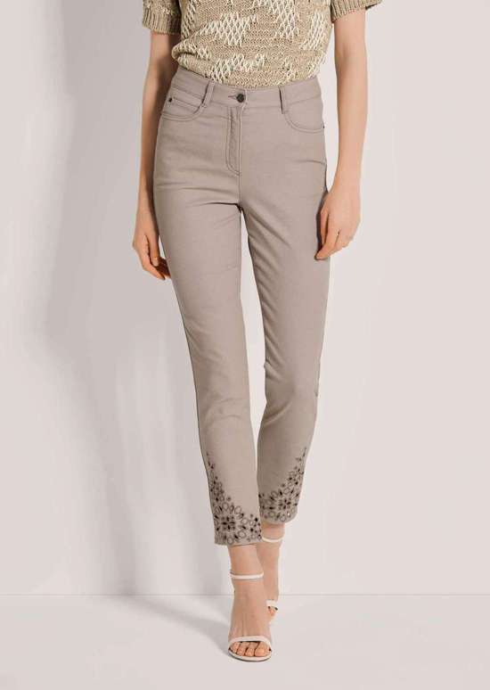 Тонкий карман с пятью карманами и вышивкой на петельках.