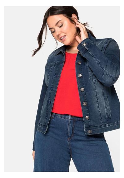 Джинсовая куртка большого размера модного короткого фасона.