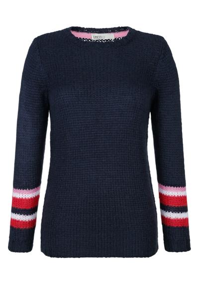 Вязаный пуловер-свитер свободной вязки.