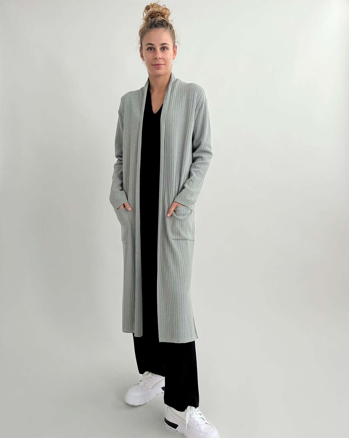 Вязаное пальто длинное пальто или длинный кардиган из вискозы в рубчик с эластаном.