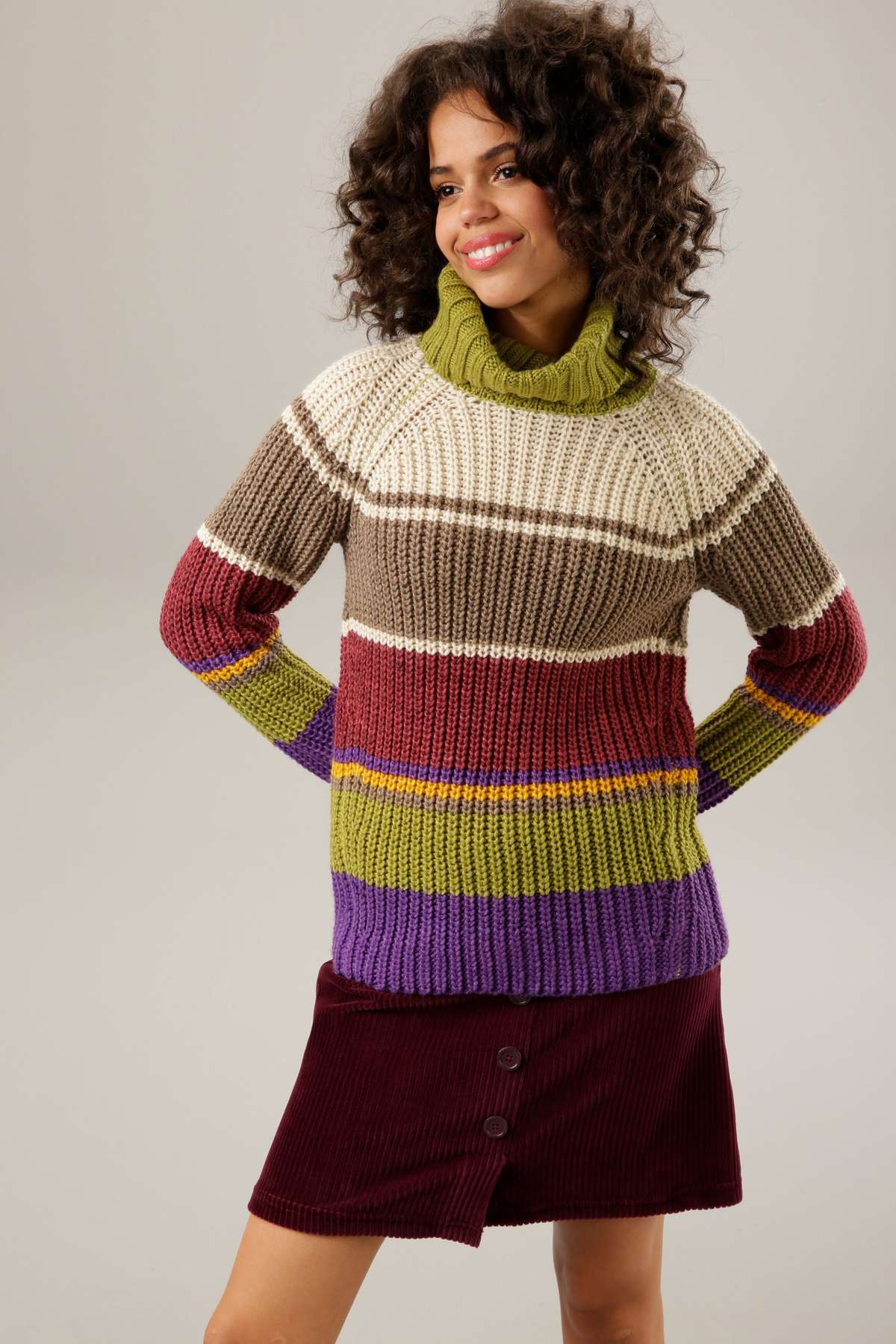 Вязаный свитер гармоничного полосатого дизайна.