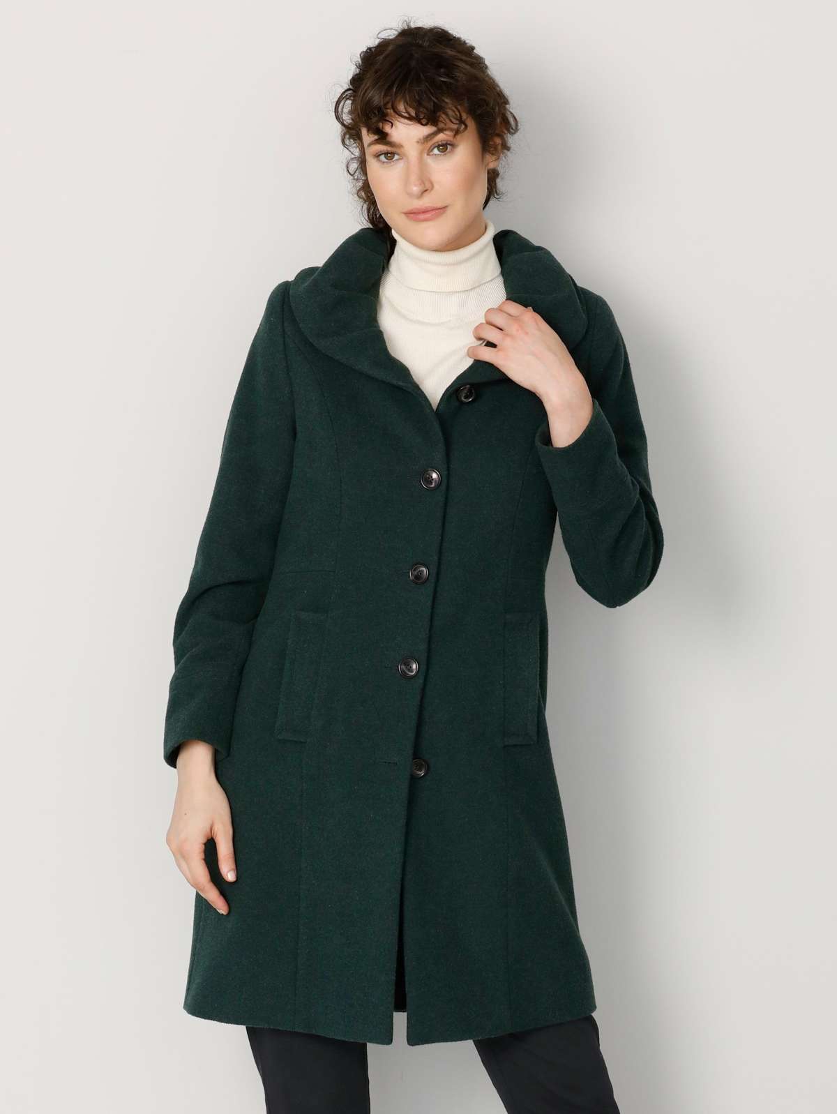 Короткое пальто с объемным шалевым воротником.